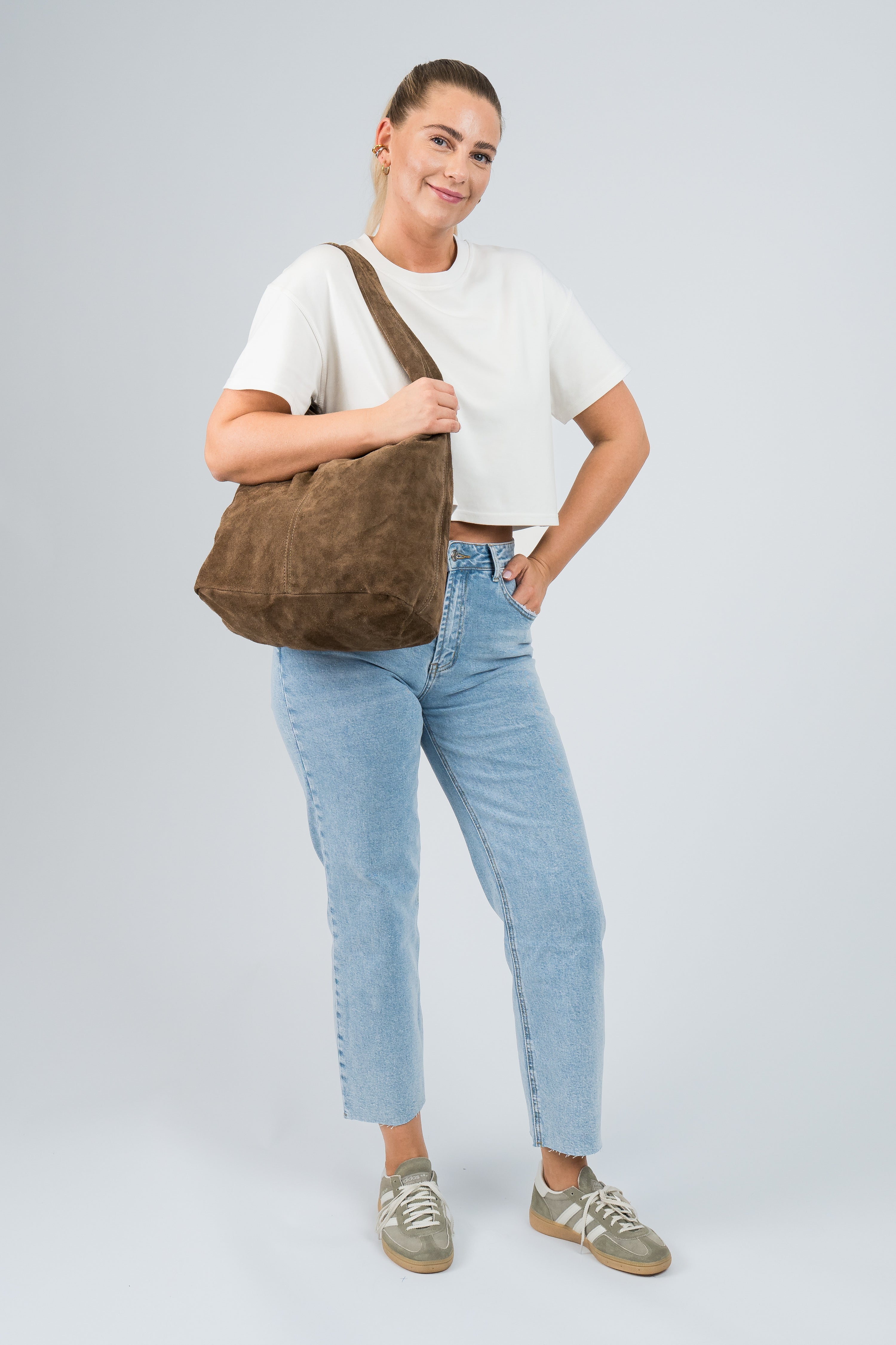 Wildleder Tasche mit Schulterriemen und Pochette Hellbraun am Model