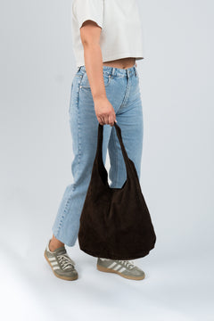 Wildleder Tasche mit Schulterriemen und Pochette Dunkelbraun hängend