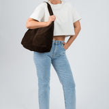 Wildleder Tasche mit Schulterriemen und Pochette Dunkelbraun getragen