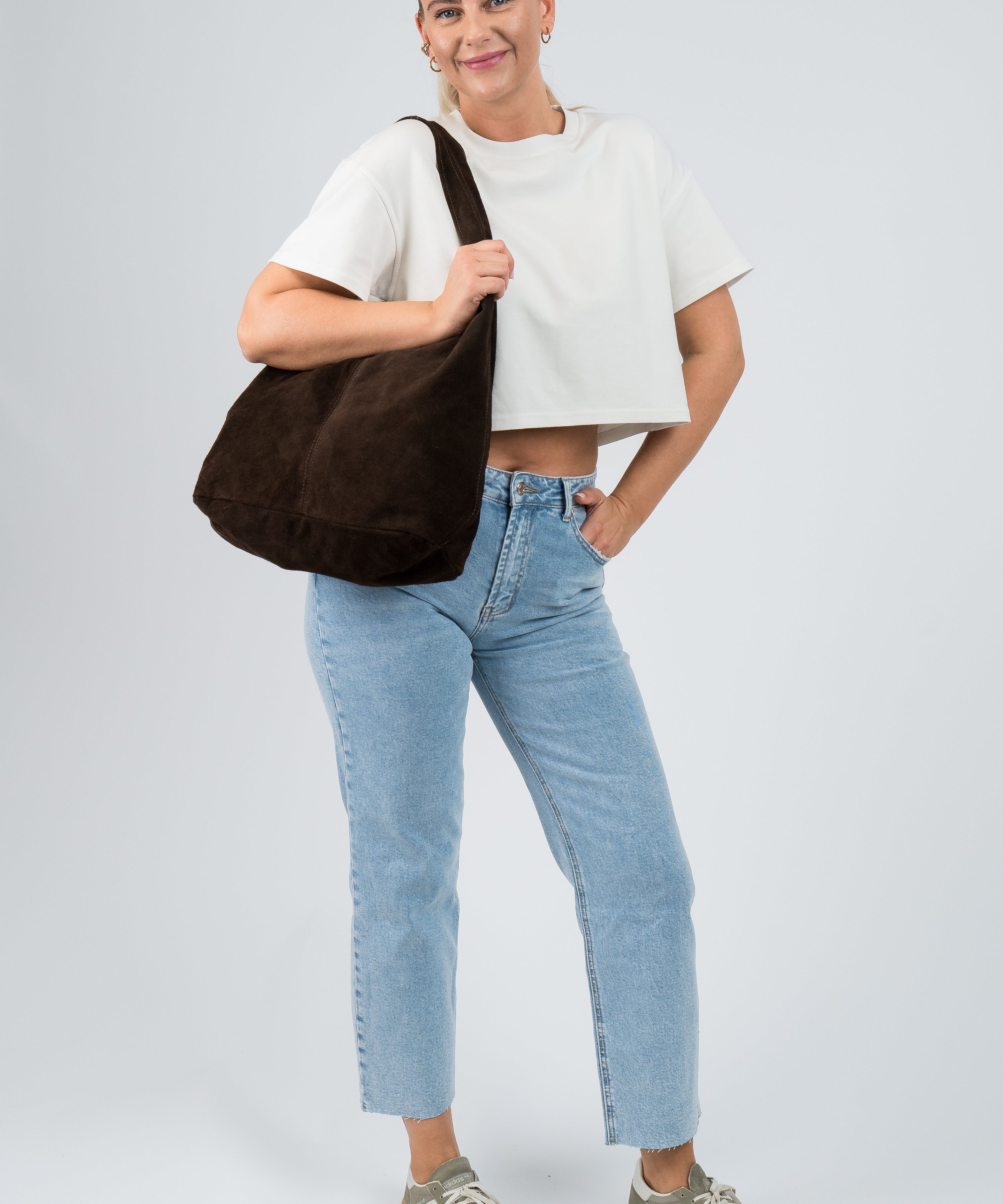 Wildleder Tasche mit Schulterriemen und Pochette Dunkelbraun getragen