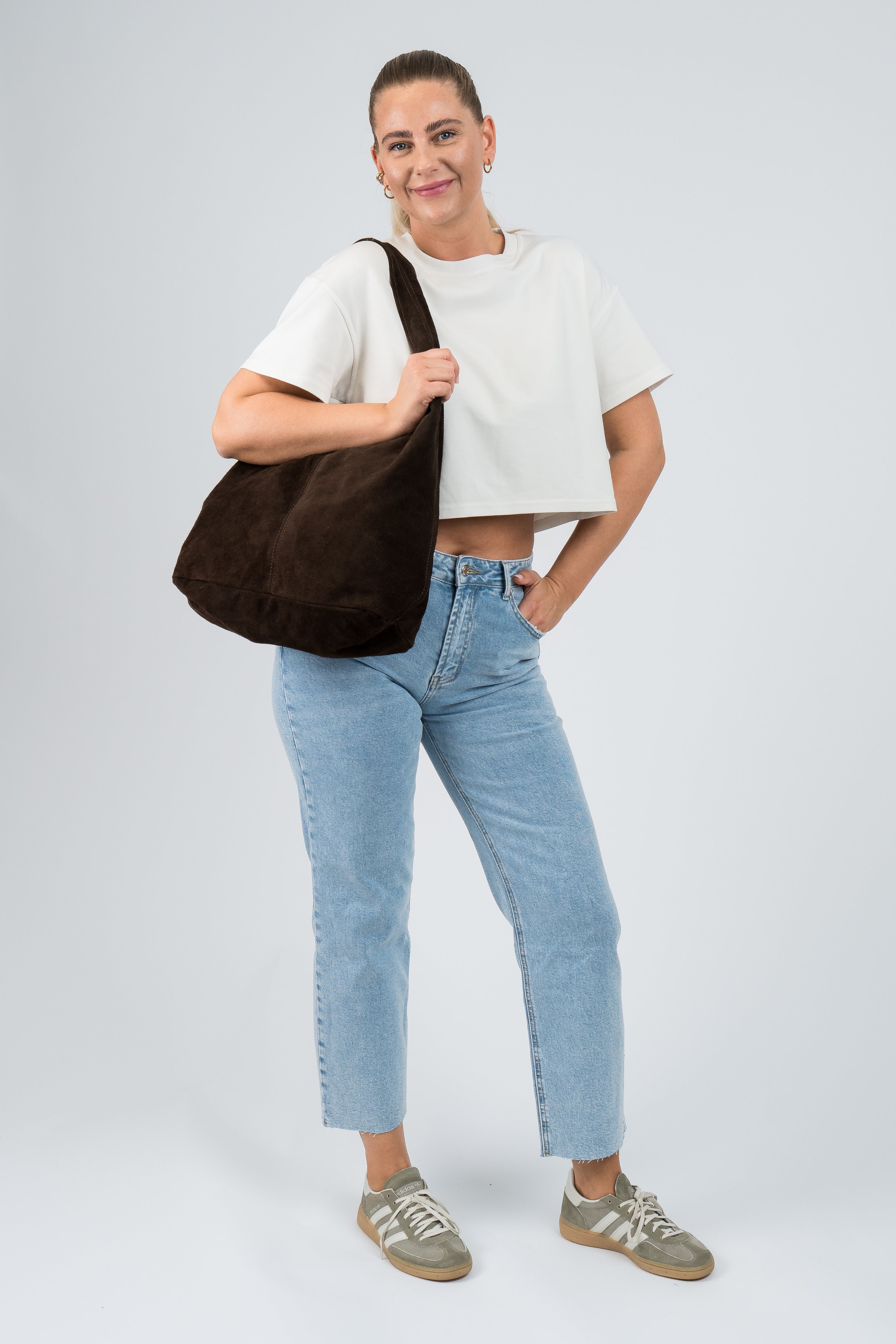 Wildleder Tasche mit Schulterriemen und Pochette Dunkelbraun getragen