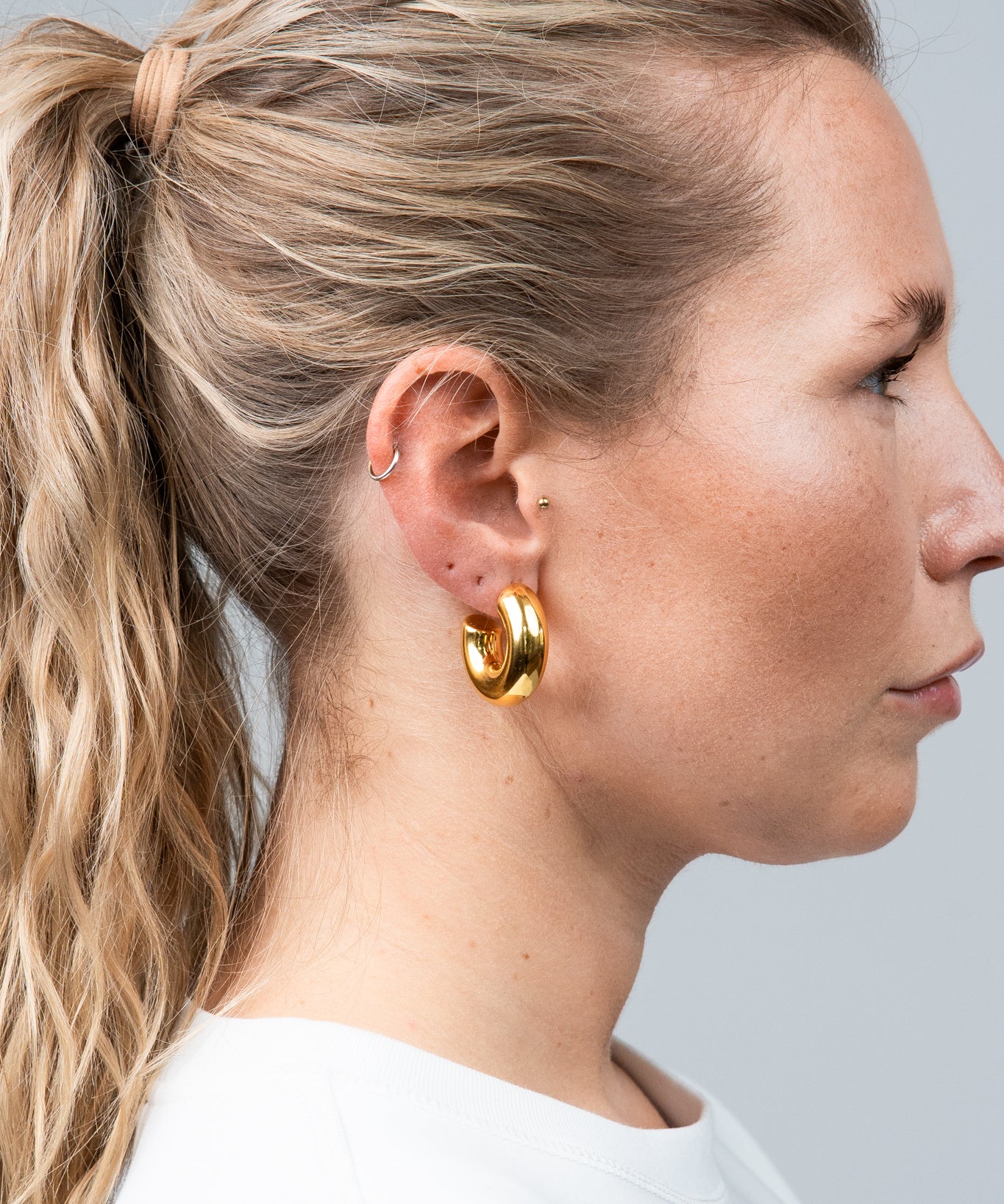 Creolen Edelstahl Medium Gold seitlich