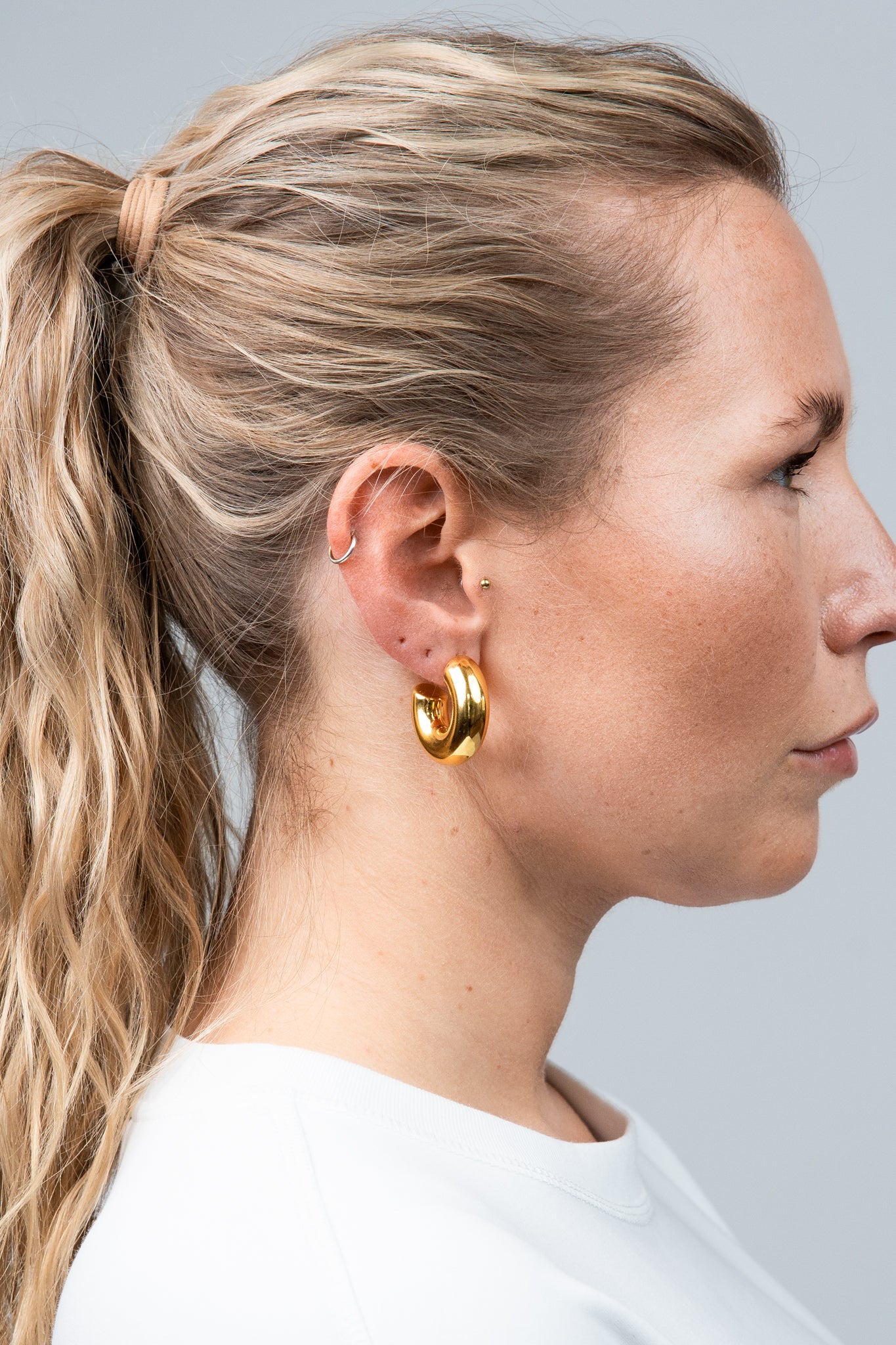 Creolen Edelstahl Medium Gold seitlich