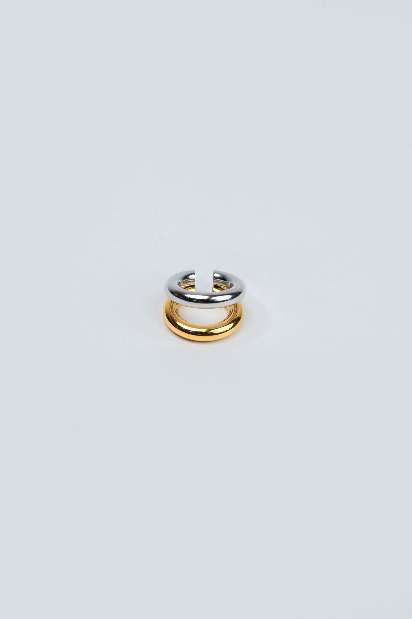 Ear Cuff mit zwei Ringen Edelstahl Bicolor Silber Gold von vorne