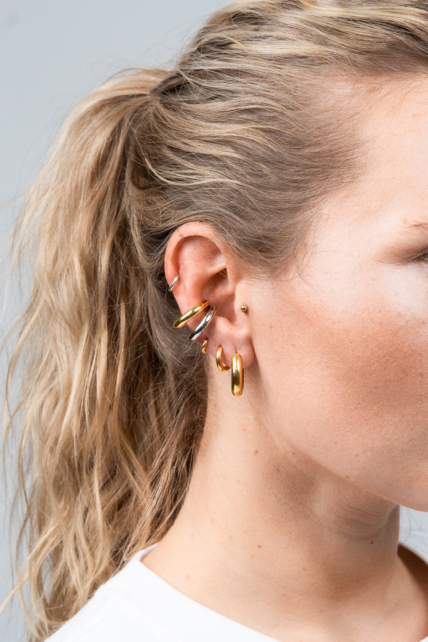 Earcuff mit zwei Ringen Edelstahl Bicolor Silber Gold seitlich