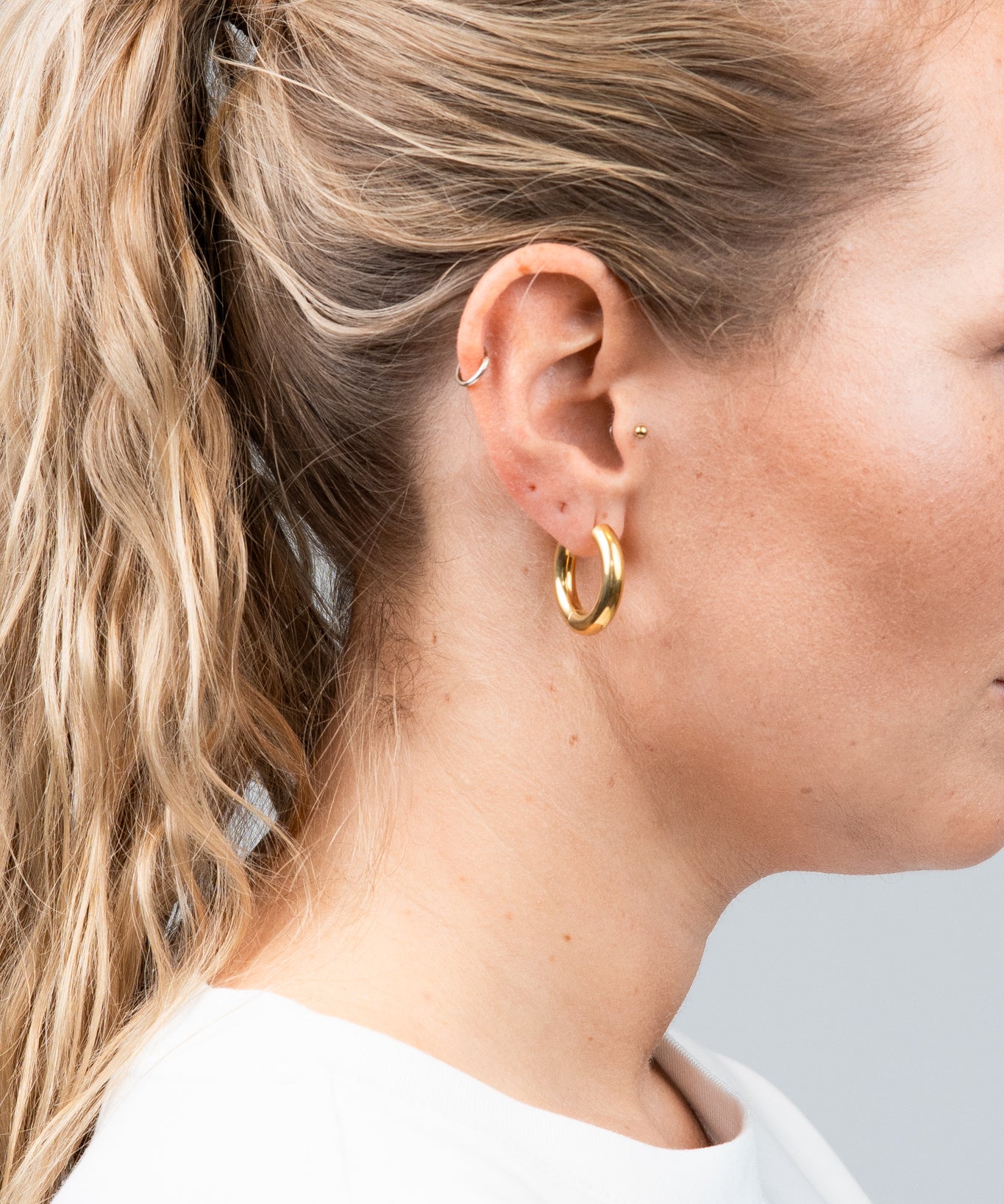 Hoops Basic Ohrring Groß Gold seitlich