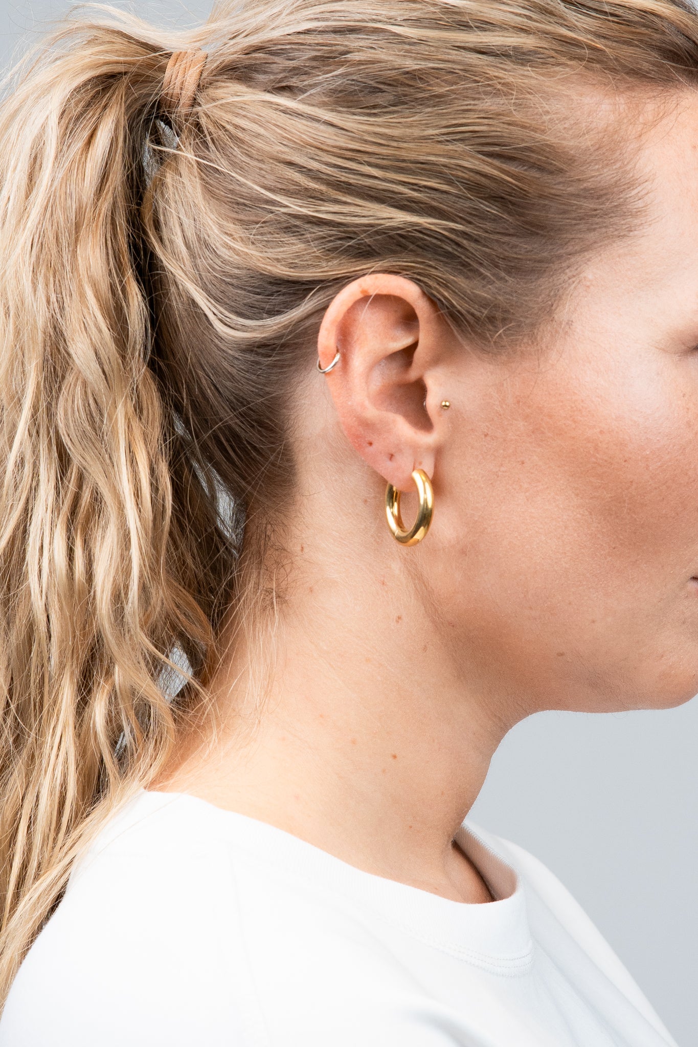 Hoops Basic Ohrring Groß Gold seitlich