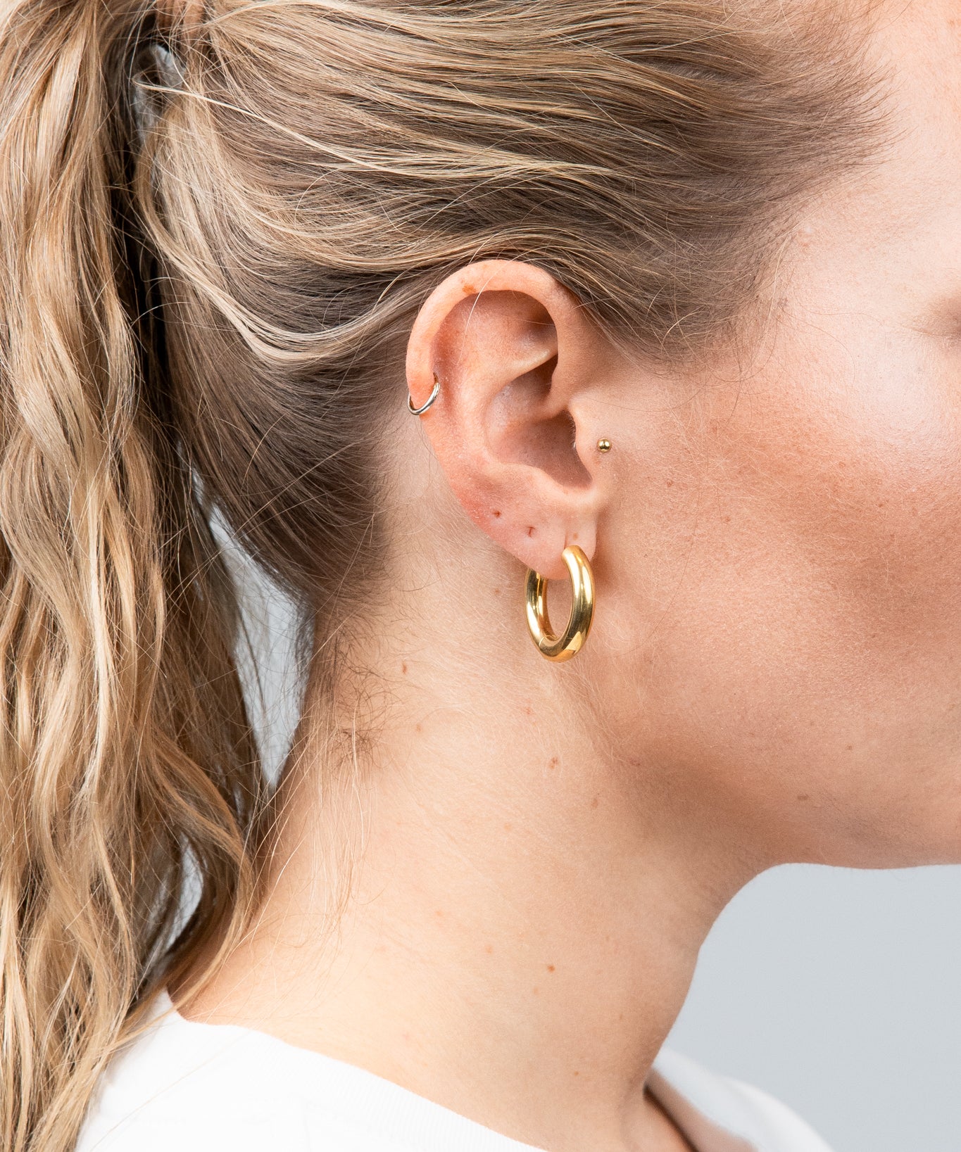 Hoops Basic Ohrring Maxi Gold seitlich