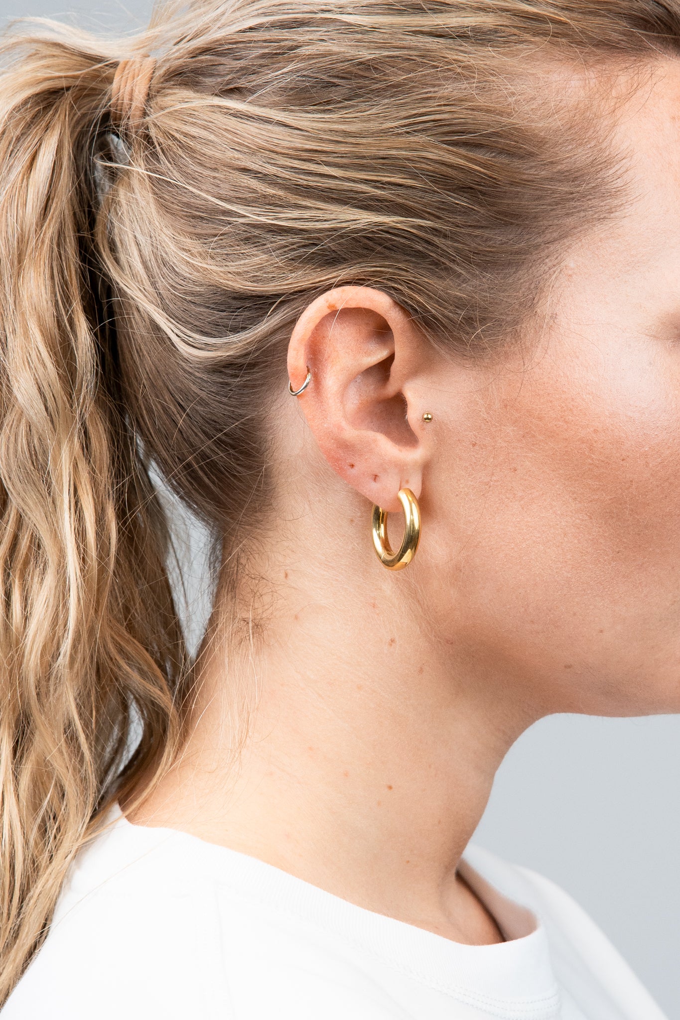Hoops Basic Ohrring Maxi Gold seitlich