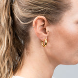 Hoops Basic Ohrring Medium Gold seitlich