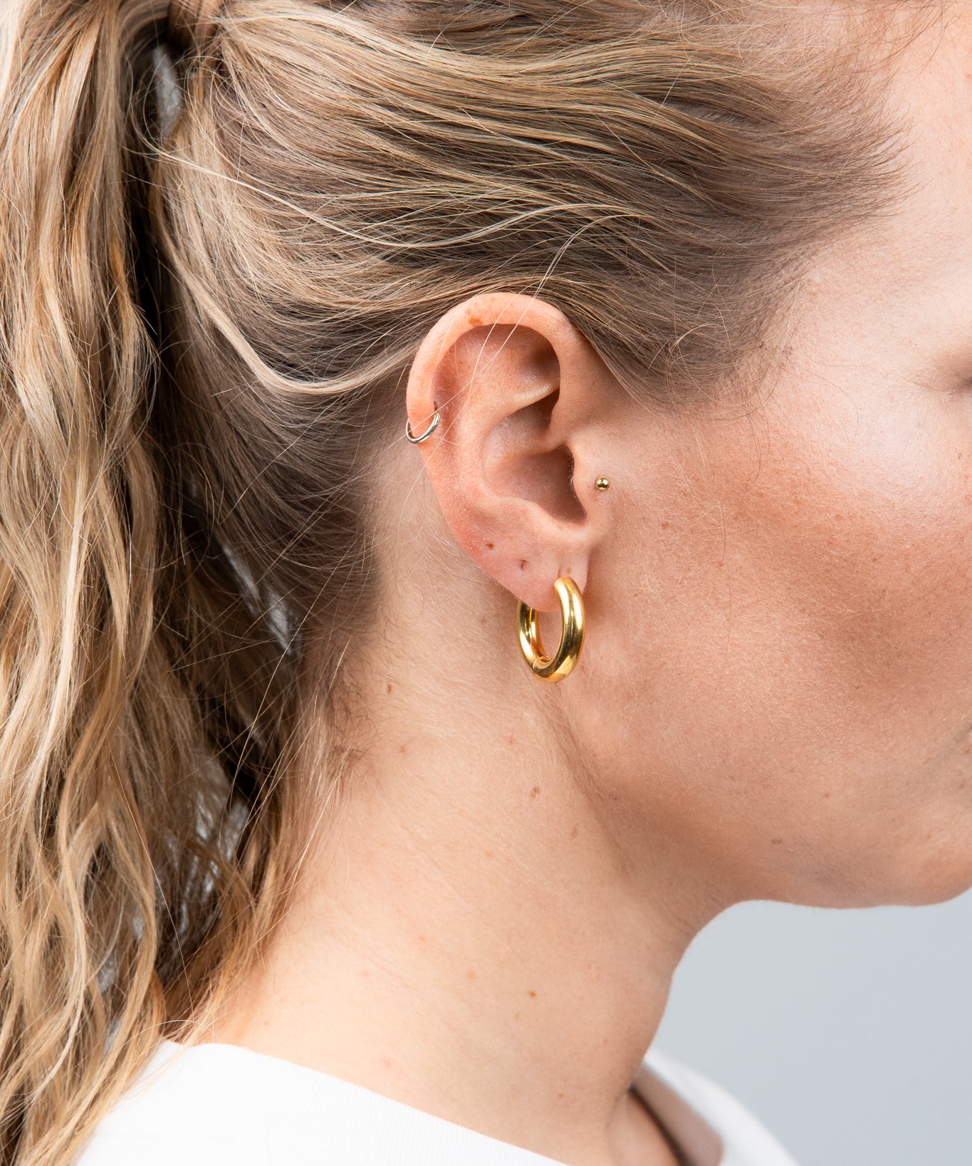 Hoops Basic Ohrring Medium Gold seitlich