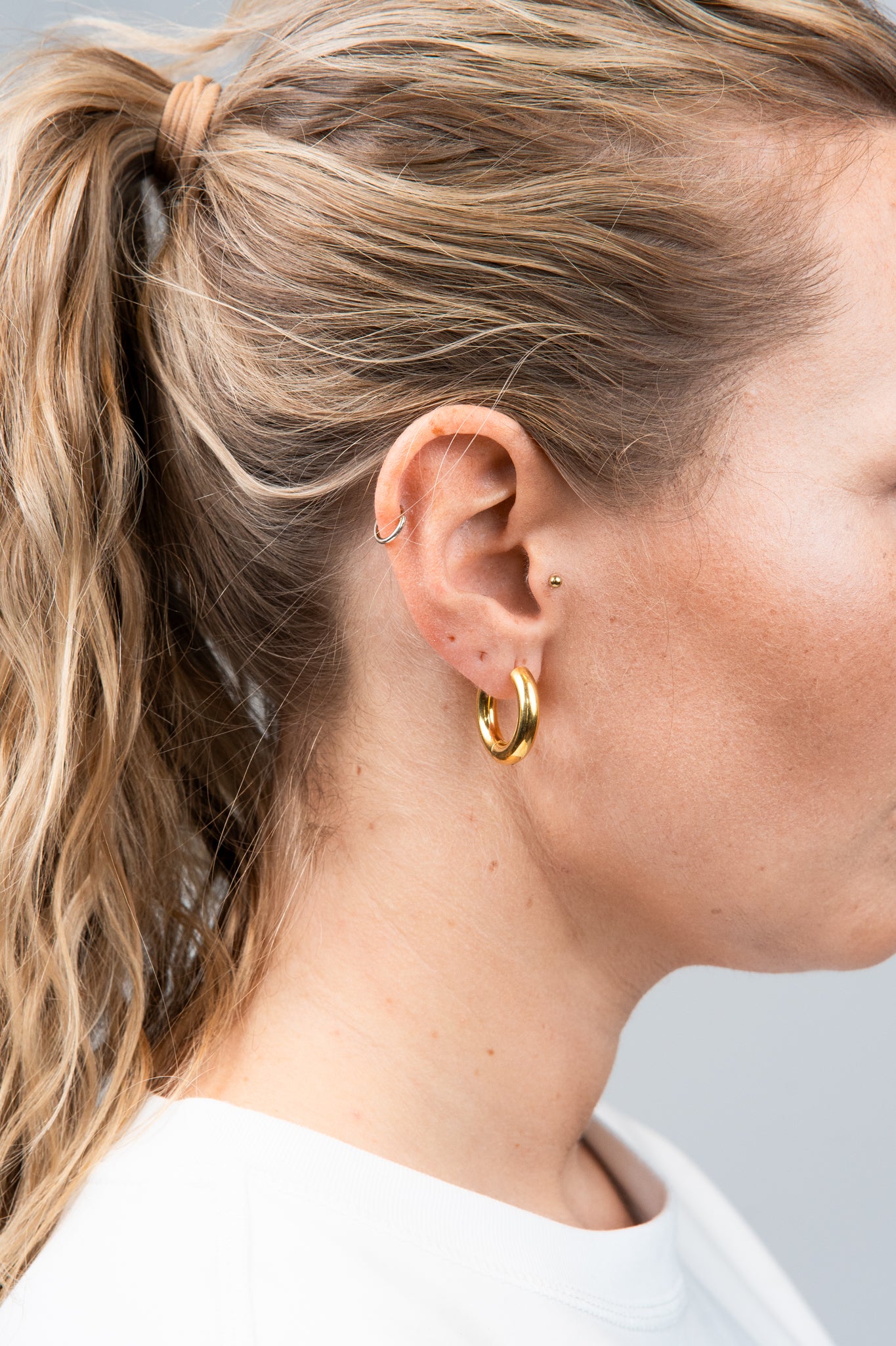 Hoops Basic Ohrring Medium Gold seitlich