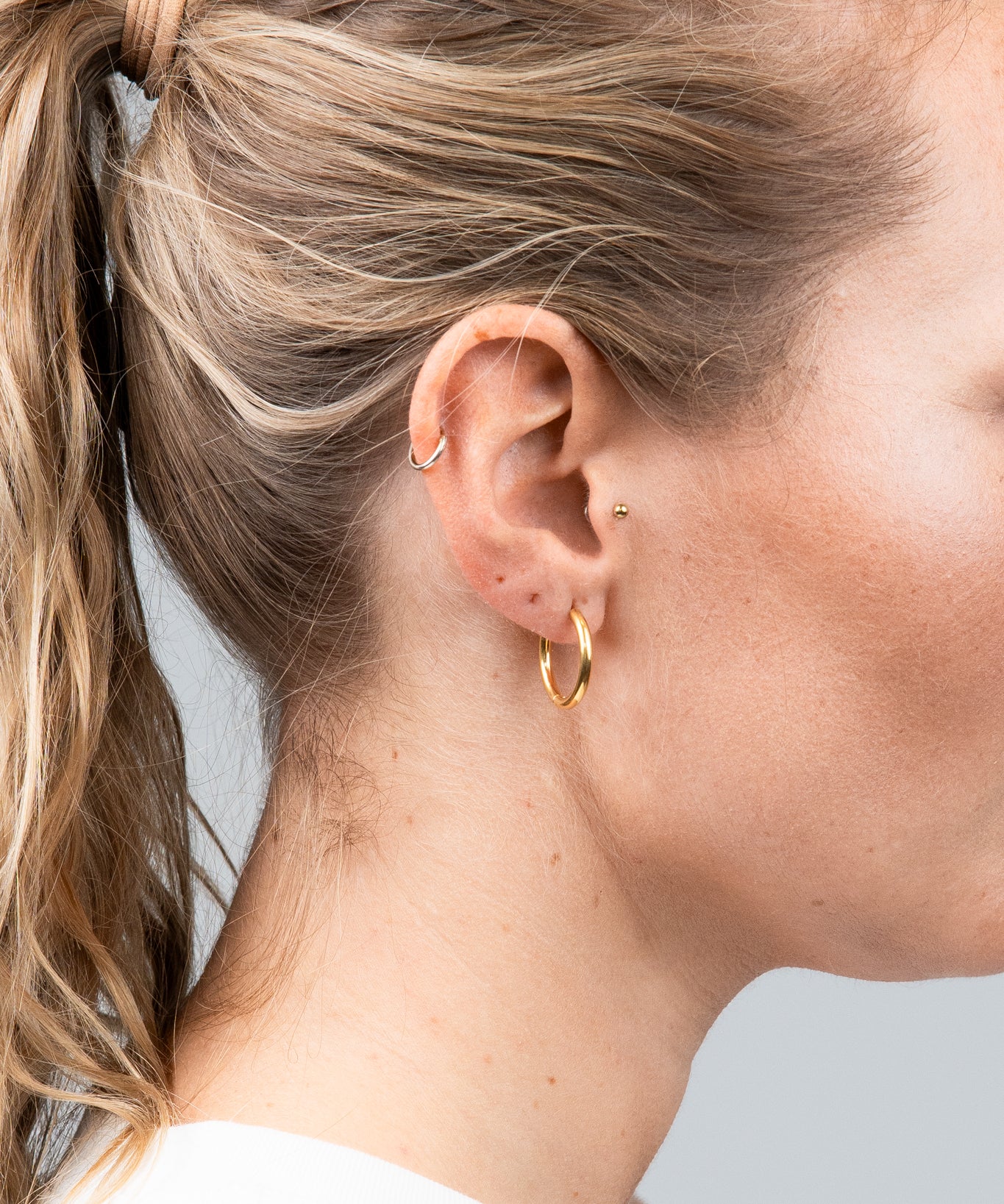 Hoops Basic Ohrring Medium Dünn Gold seitlich
