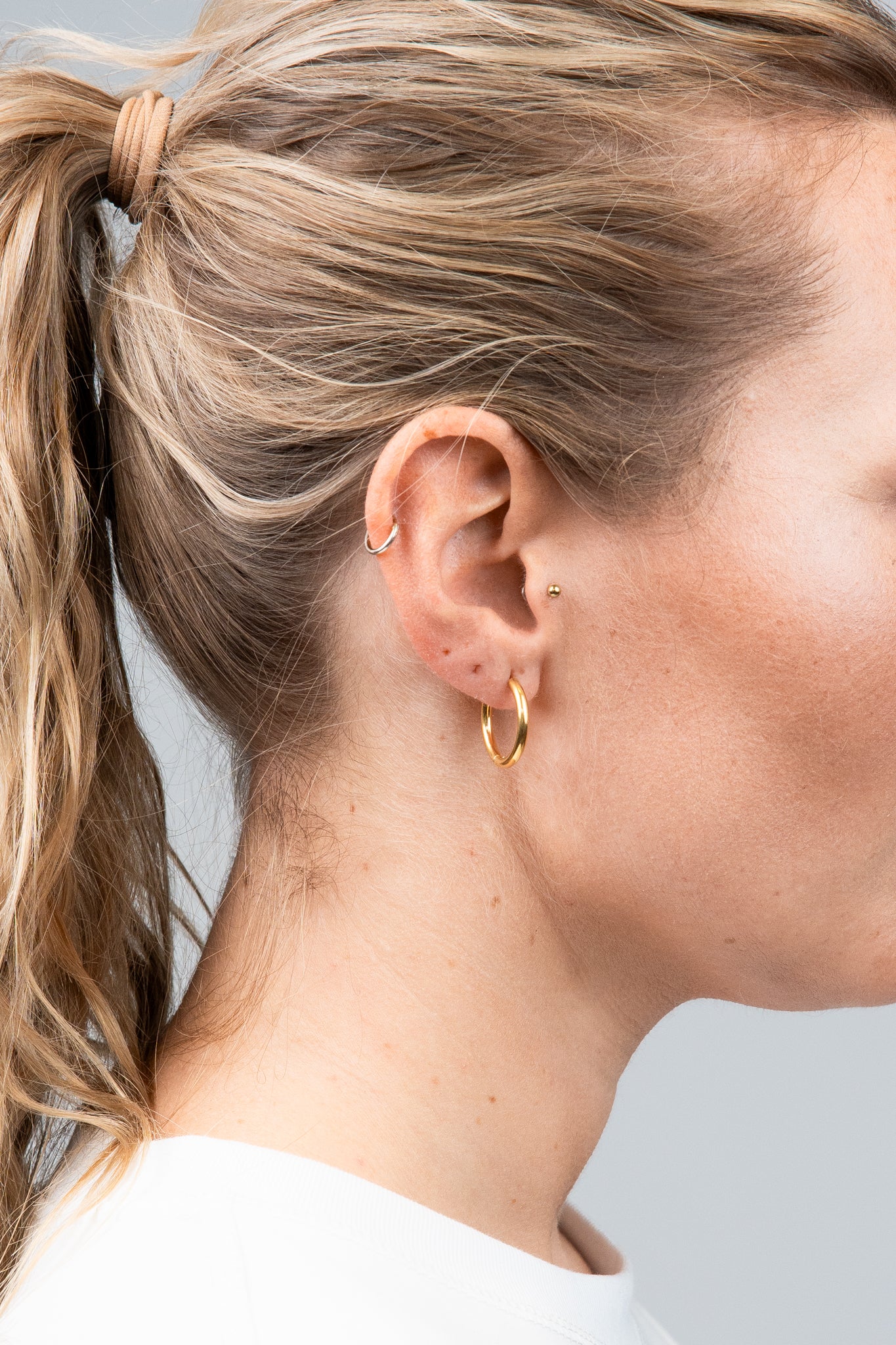 Hoops Basic Ohrring Medium Dünn Gold seitlich