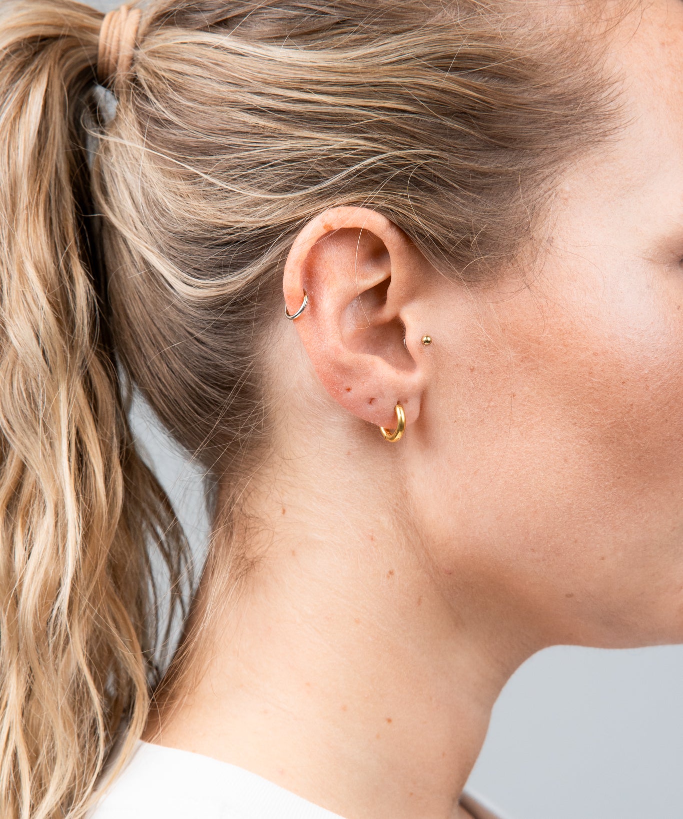 Hoops Basic Ohrring Klein Gold seitlich