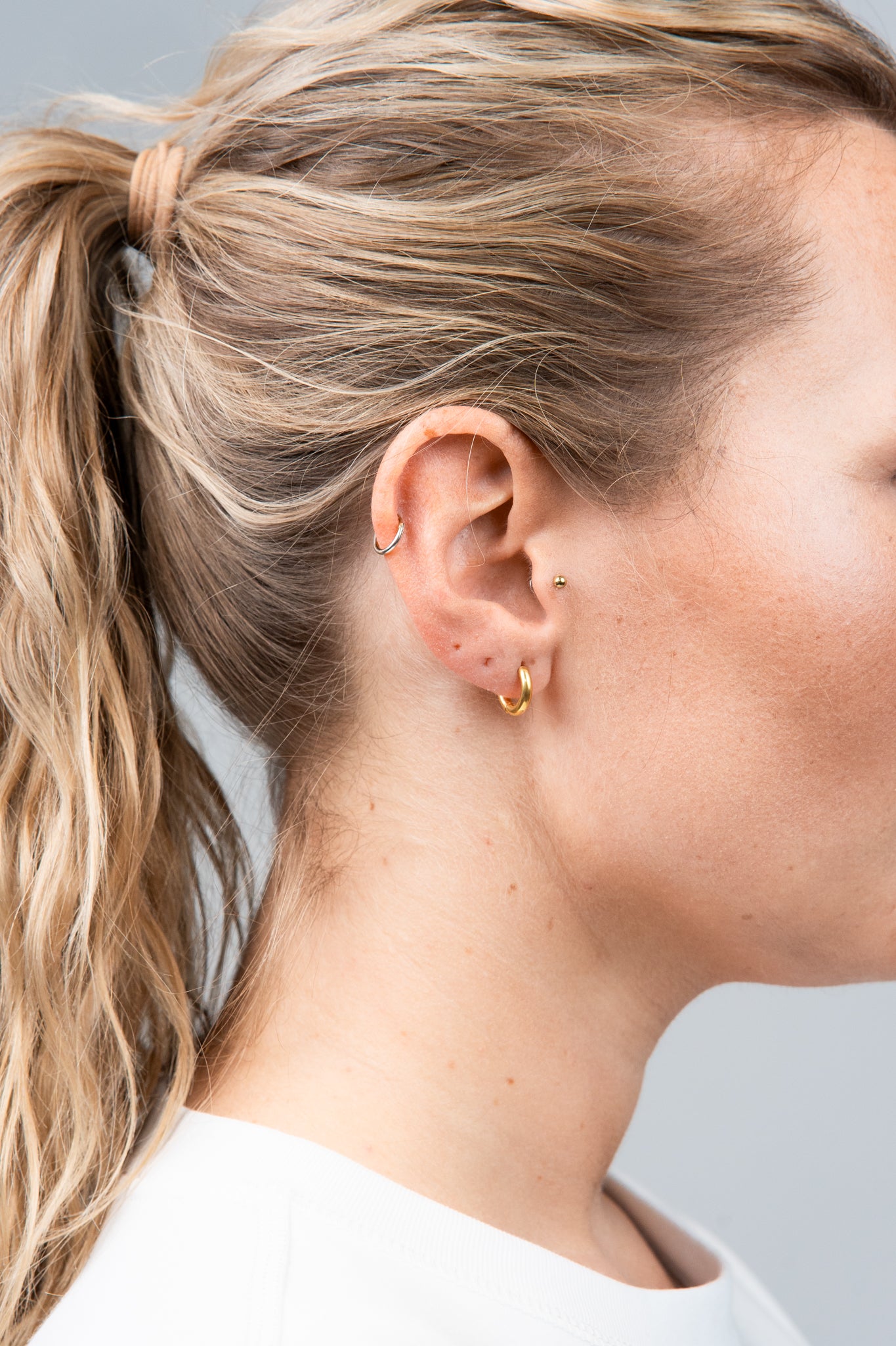 Hoops Basic Ohrring Klein Gold seitlich