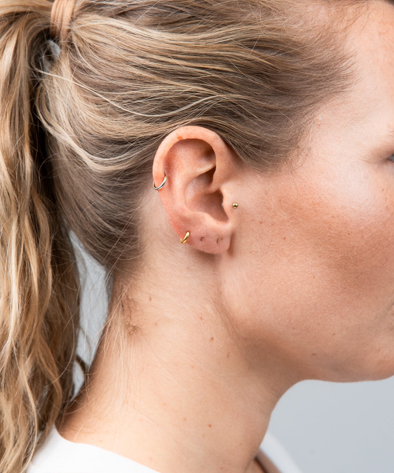 Hoops Basic Ohrring Ultra Klein Gold seitlich