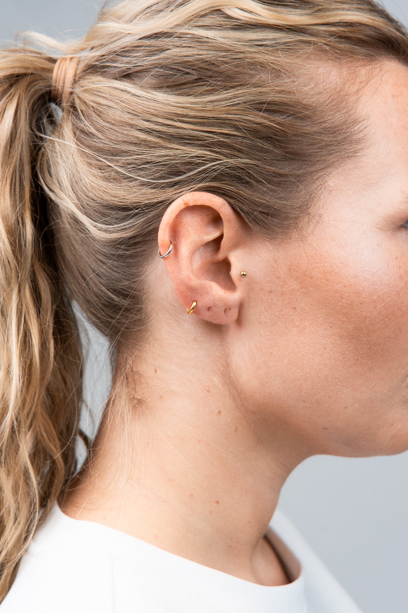 Hoops Basic Ohrring Ultra Klein Gold seitlich