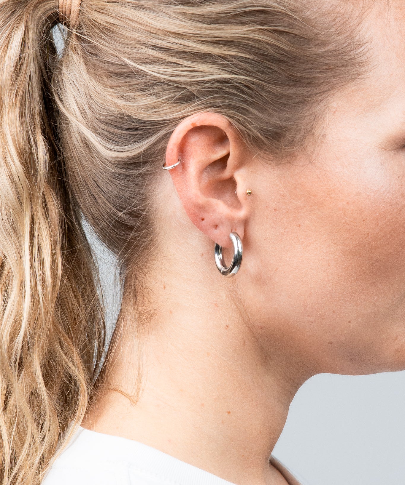 Hoops Basic Ohrring Groß Silber seitlich
