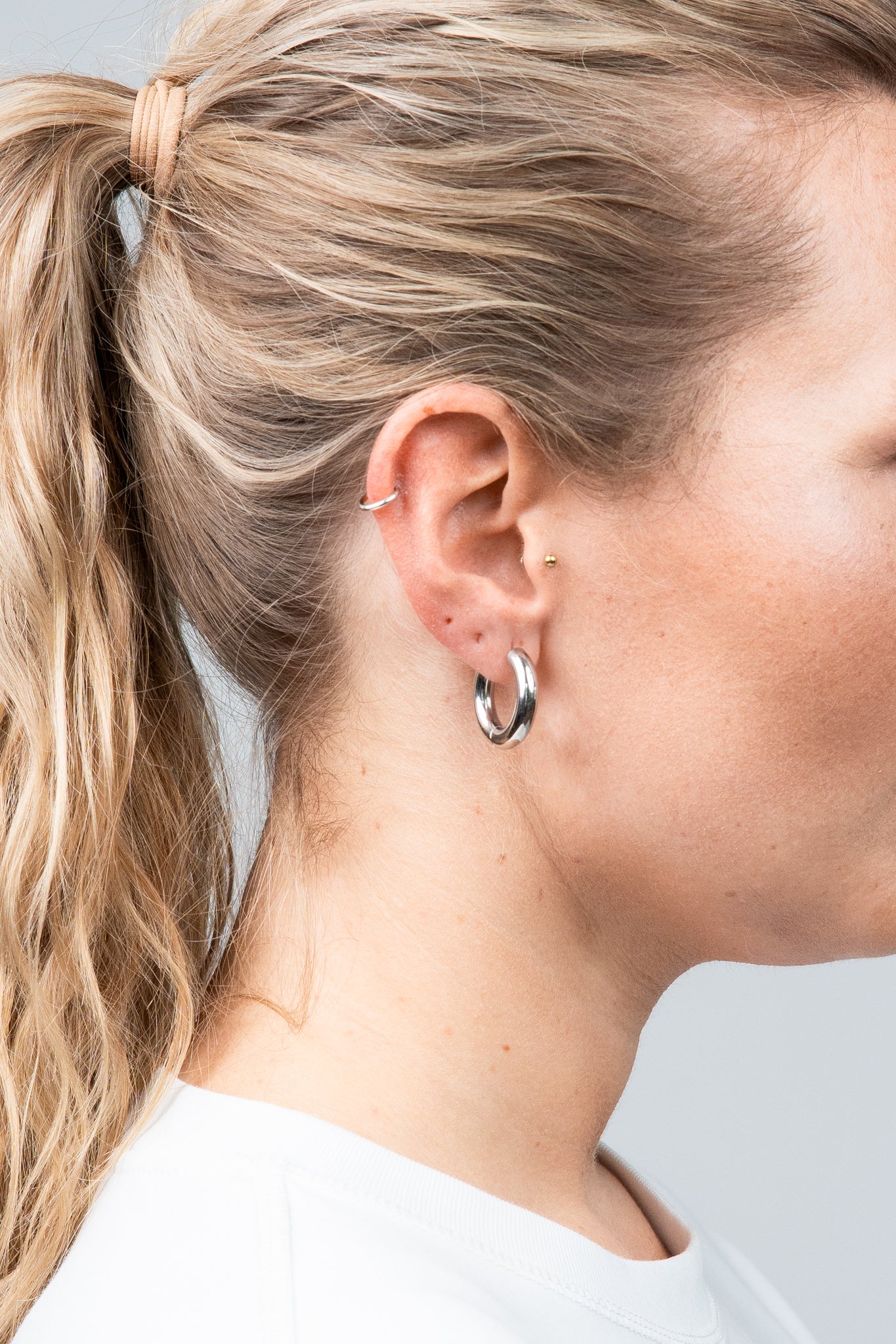 Hoops Basic Ohrring Groß Silber seitlich