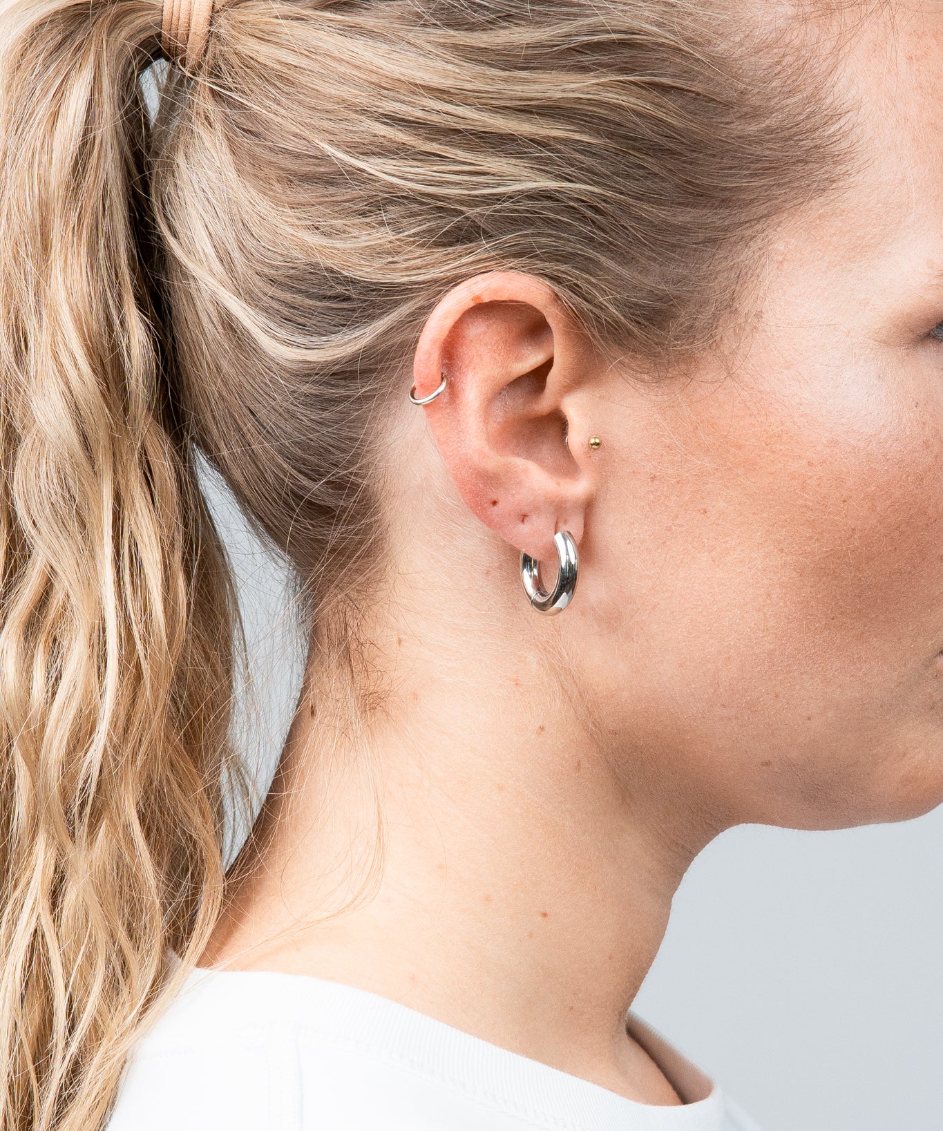 Hoops Basic Ohrring Medium Silber seitlich