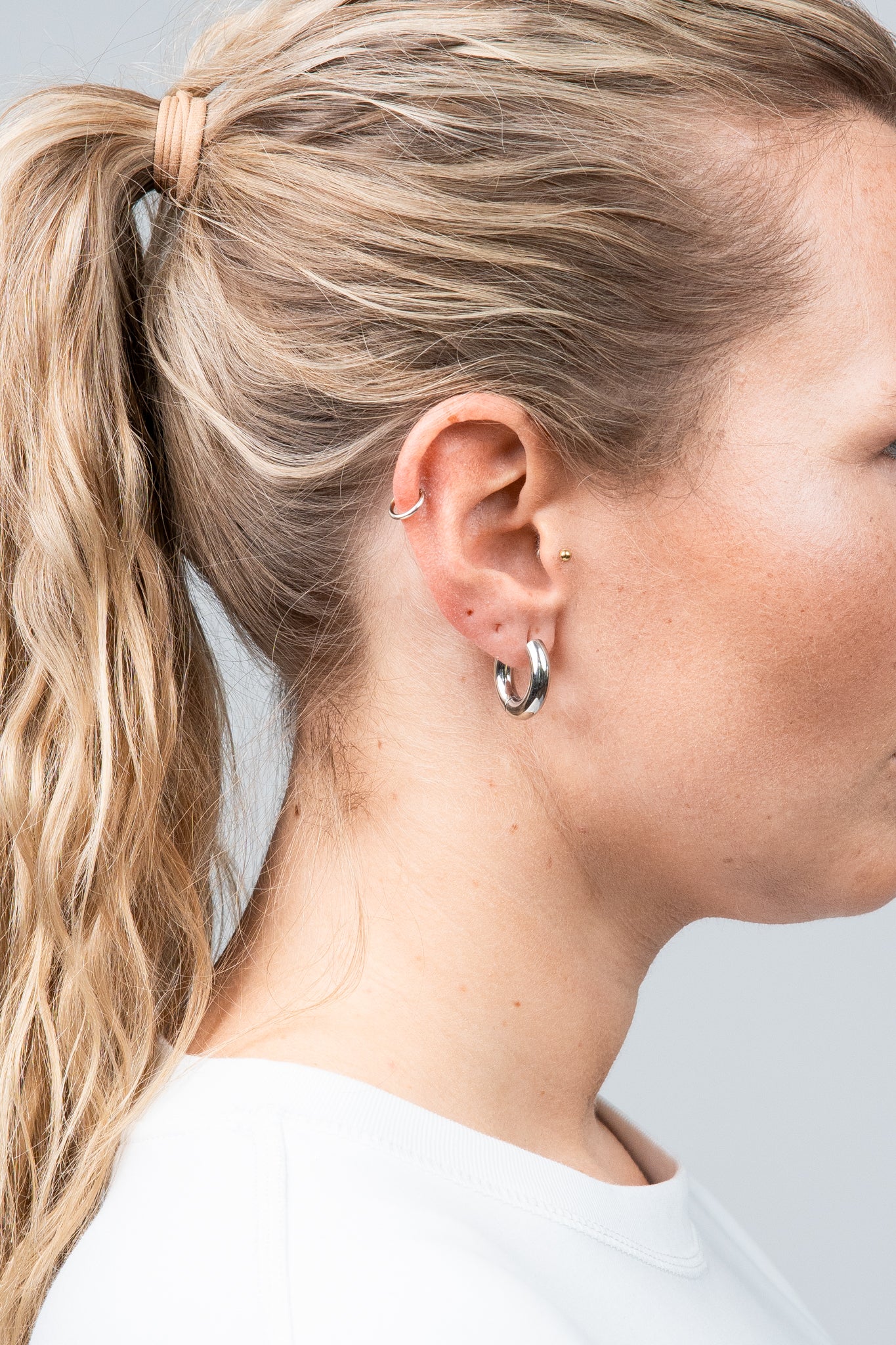 Hoops Basic Ohrring Medium Silber seitlich