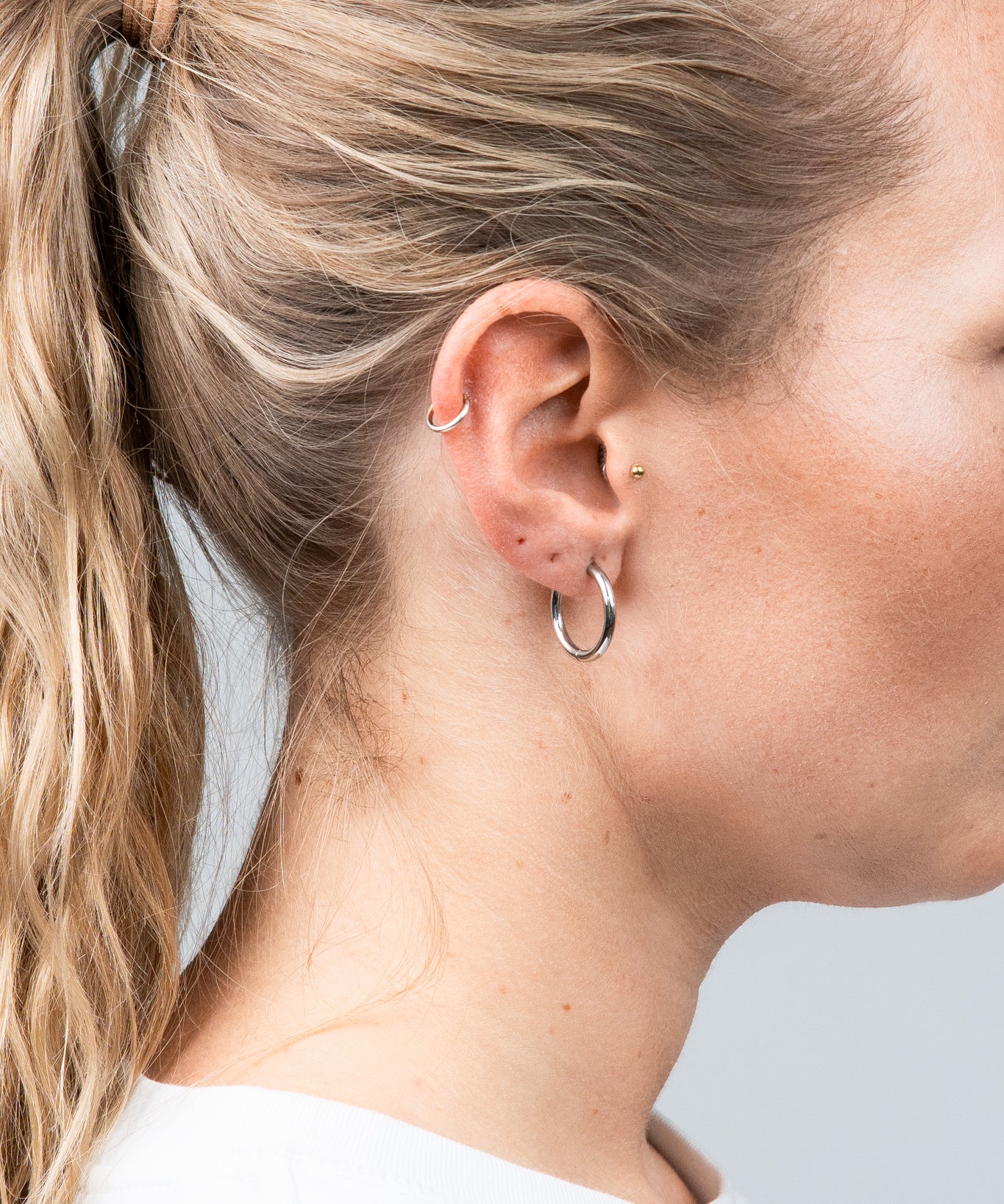 Hoops Basic Ohrring Medium Dünn Silber seitlich