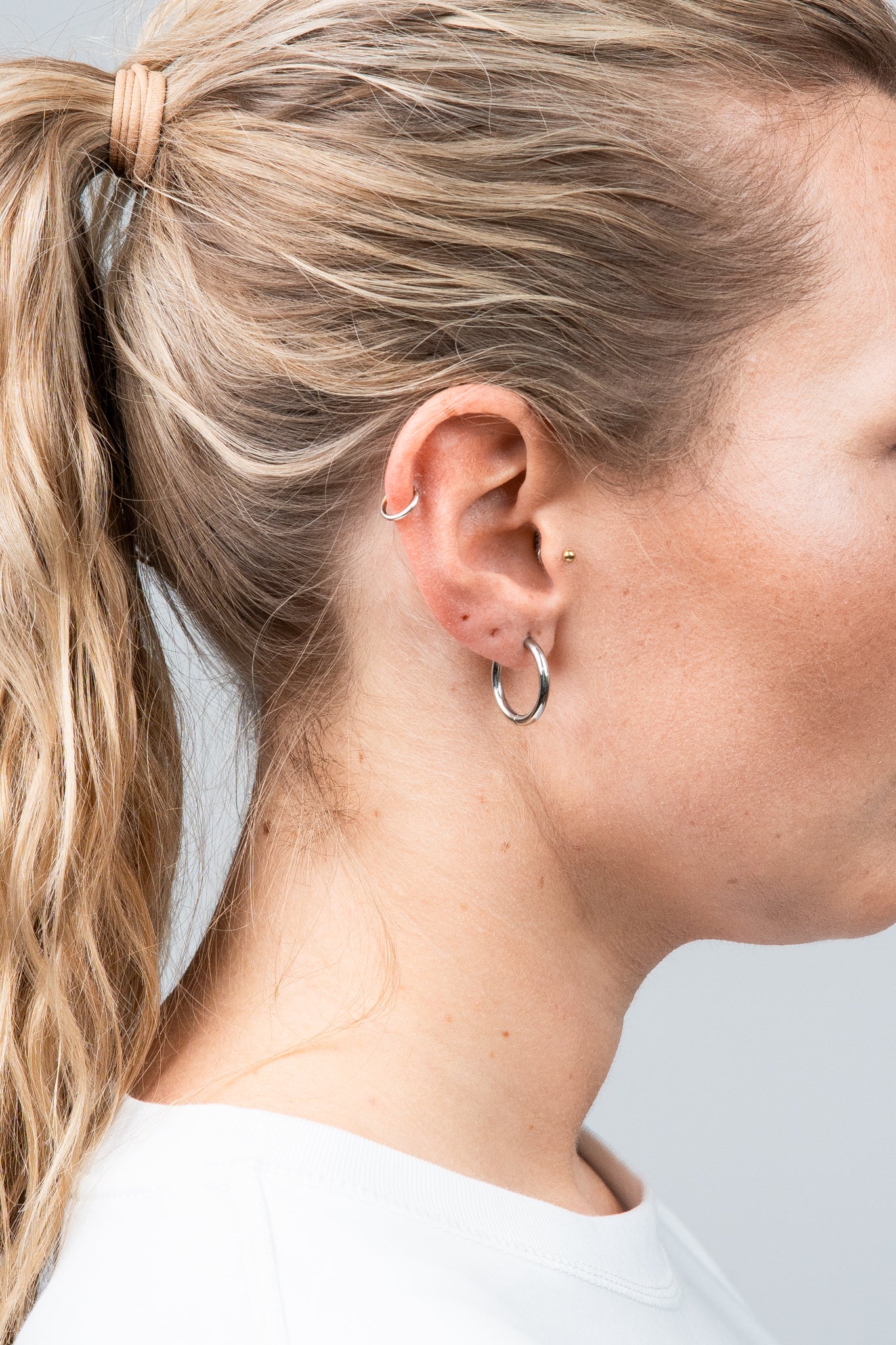 Hoops Basic Ohrring Medium Dünn Silber seitlich