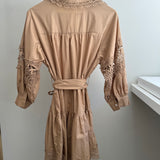 Kleid Mini Rüschen Lochmuster mit Kragen Karamell