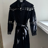 Kleid Midi Rüschen Lochmuster mit Kragen Schwarz