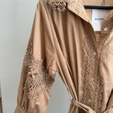 Kleid Mini Rüschen Lochmuster mit Kragen Karamell