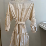 Kleid Midi Rüschen Lochmuster mit Kragen Beige