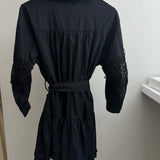 Kleid Mini Rüschen Lochmuster mit Kragen Schwarz