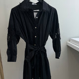 Kleid Mini Rüschen Lochmuster mit Kragen Schwarz